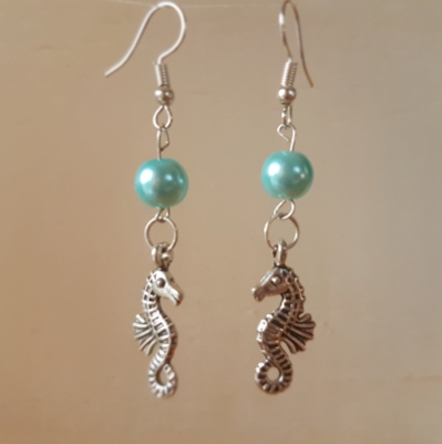 Seepferdchenohrringchen mit aquamarinfarbener Perle